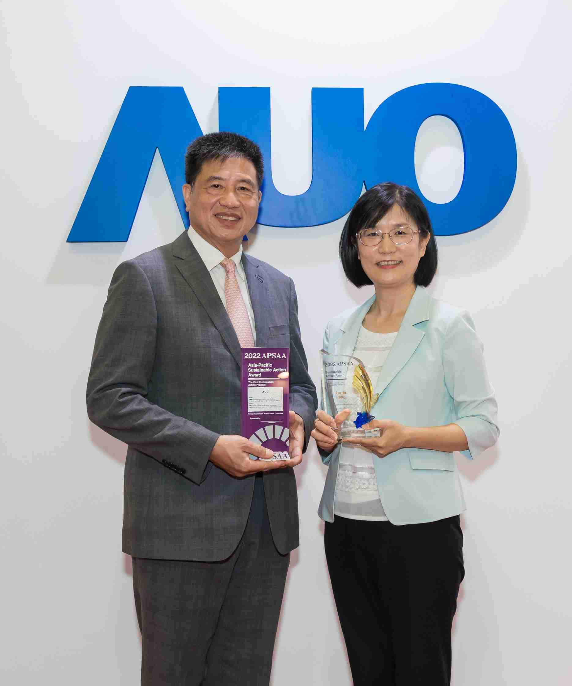 菠菜论坛长期垫筑永续远景的基石，，，透过ESG暨气候委员会逐步实践永续策略蓝图。。。其中，，，菠菜论坛光电永续长古秀华带领团队、、、制定中长期目标，，，缔造多面向亮眼表现，，，获得「顶尖永续长奖」的个人奖殊荣（左：菠菜论坛光电董事长暨执行长彭双浪，，右：菠菜论坛光电永续长古秀华）