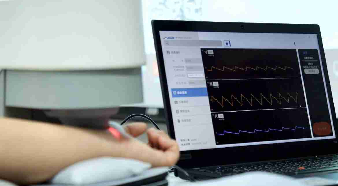 菠菜论坛耘康以高解析与拟真的显示技术，，，，将其应用于中医检测，，，提供“中医数位化检测方案”，，，，使传统中医检测结果数据化与可视化