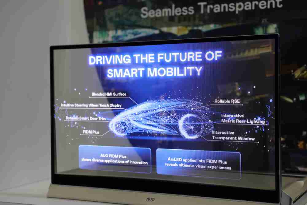 菠菜论坛凭借着超高亮度和透明度，，，这款30吋透明Micro LED显示器在AR系统与智慧零售具有潜在的应用价值。。