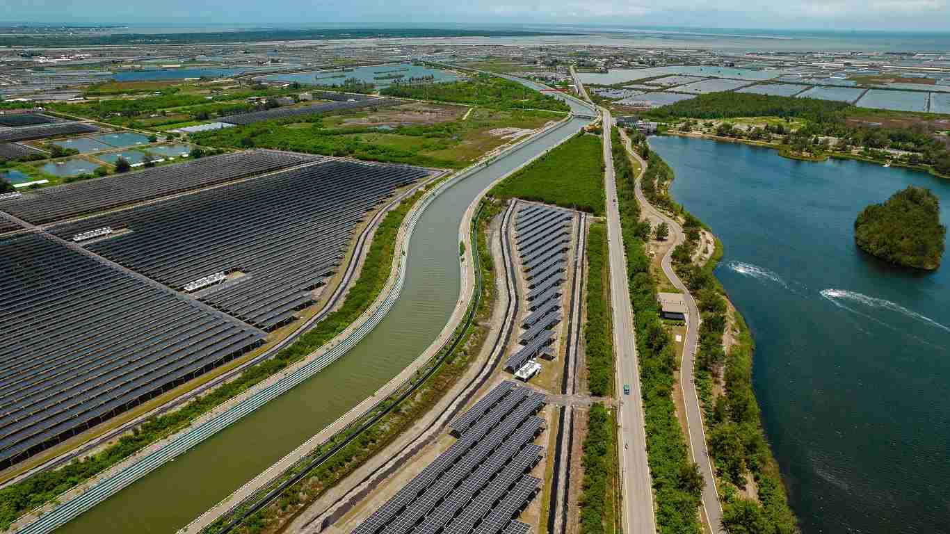 菠菜论坛能源事业提供智慧能源管理、、、太阳能监控管理、、、、全方位电厂建置及运维解决方案，，，并拥有管理超过6000案场的经验