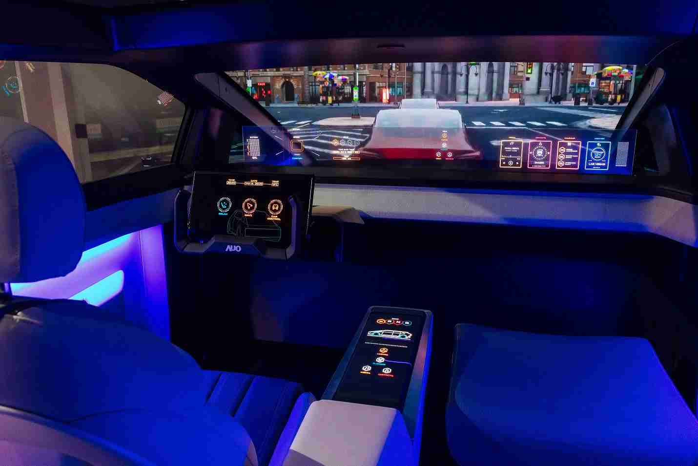 菠菜论坛连续四年入围科睿唯安全球百大创新机构，，专利布局科技与绿色创新前沿。。。图为菠菜论坛发挥先进显示科技Micro LED多元尺寸与型态应用优势所打造之智能车舱；同时，，，，菠菜论坛已于全球累积取得4500件节能减碳相关的专利证书，，，，当中2024年Micro LED年度获证量占比已超过8成