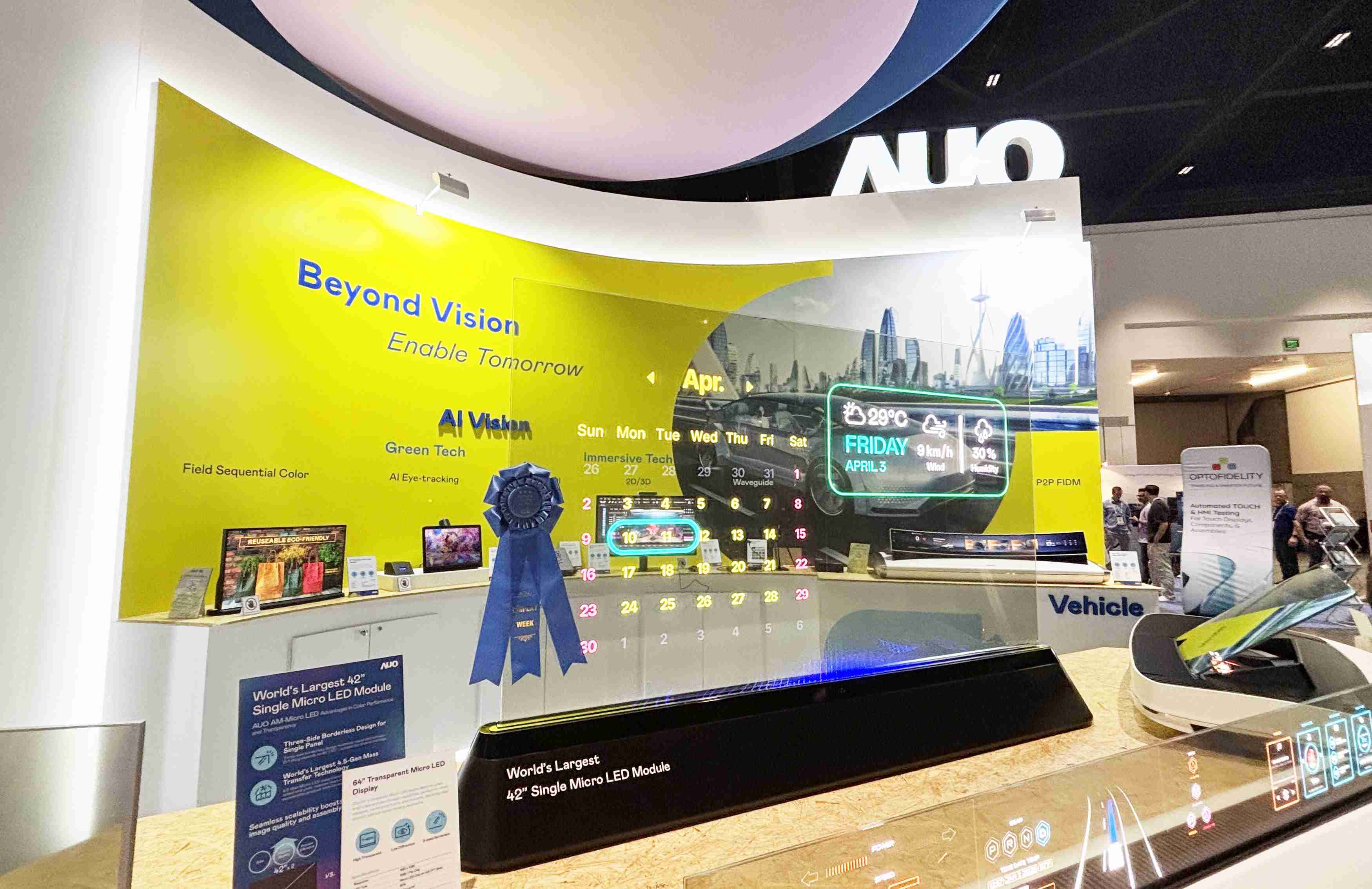 菠菜论坛64吋透明Micro LED显示器获〝最佳Micro LED技术应用奖〞，，，其绝妙的透明穿透特性，，同时具备1,000 nits的高亮度表现，，并透过精细的无缝拼接延伸，，，，可依需求灵活应用于多元场域，，展现出Micro LED显示技术划时空的无限潜力